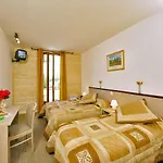 Hotel Bien-etre Aux Cypres De 3*