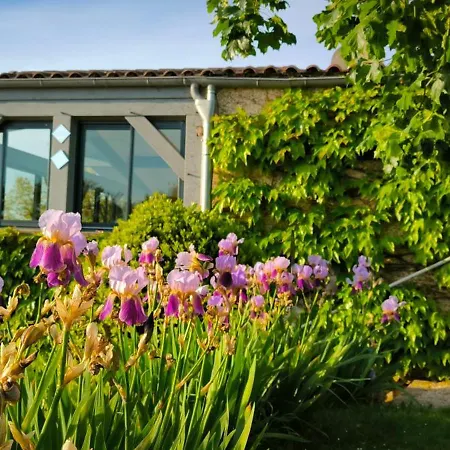 Bien-etre Aux Cypres De Marquay-calme Et Elegance-laissez-vous Porter Par Ambiance Chaleureuse Ou Chaque Instant Compte-decouvrez Un Havre De Paix Ou Nature Et Confort Se Marient Pour Vous Offrir Experience Unique- Reservez Des Aujourd' Marquay