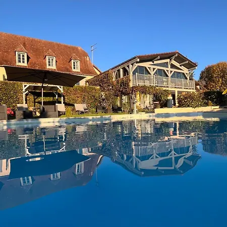 Bien-etre Aux Cypres De Marquay-calme Et Elegance-laissez-vous Porter Par Ambiance Chaleureuse Ou Chaque Instant Compte-decouvrez Un Havre De Paix Ou Nature Et Confort Se Marient Pour Vous Offrir Experience Unique- Reservez Des Aujourd' Hotel Marquay