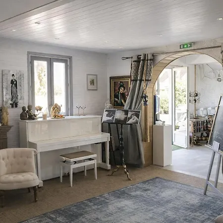 Hotel Bien-Etre Aux Cypres De Marquay-Calme Et Elegance-Laissez-Vous Porter Par Une Ambiance Chaleureuse Ou Chaque Instant Compte-Decouvrez Un Havre De Paix Ou Nature Et Confort Se Marient Pour Vous Offrir Une Experience Unique- Reservez Des Aujourd' Hotel