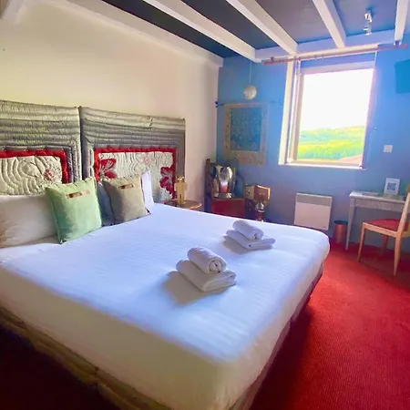 Bien-etre Aux Cypres De Marquay-calme Et Elegance-laissez-vous Porter Par Ambiance Chaleureuse Ou Chaque Instant Compte-decouvrez Un Havre De Paix Ou Nature Et Confort Se Marient Pour Vous Offrir Experience Unique- Reservez Des Aujourd' 3* Marquay
