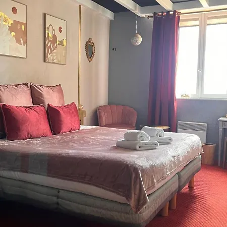 Bien-etre Aux Cypres De Marquay-calme Et Elegance-laissez-vous Porter Par Ambiance Chaleureuse Ou Chaque Instant Compte-decouvrez Un Havre De Paix Ou Nature Et Confort Se Marient Pour Vous Offrir Experience Unique- Reservez Des Aujourd' Marquay