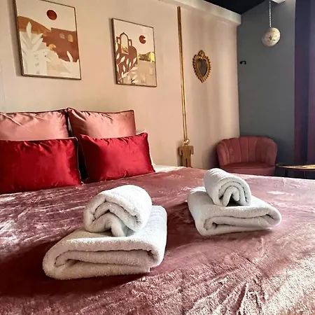 Bien-etre Aux Cypres De Marquay-calme Et Elegance-laissez-vous Porter Par Ambiance Chaleureuse Ou Chaque Instant Compte-decouvrez Un Havre De Paix Ou Nature Et Confort Se Marient Pour Vous Offrir Experience Unique- Reservez Des Aujourd' Hotel